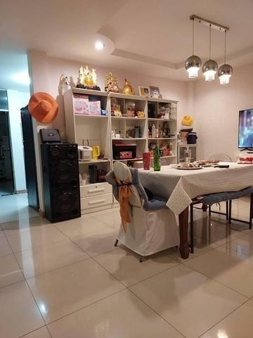 PT12 ขาย บ้านเดี่ยว ซอยลาดพร้าว87 เดินทางสะดวกมาก ใกล้รถไฟฟ้าสายสีเหลือง ใกล้ CDC ใกล้เลียบด่วน เซนทรัลอีสวิลล์ราคาขาย 15,900,000 บาทติดต่อ คุณช่อผกา 0616198565 LINE 0616198565บ้านเดี่ยว 3 ชั้น ซอยลาดพร้าว87 ใกล้รถไฟฟ้าสายสีเหลือง ใกล้ CDC เลียบด่วนเนื้อที่ 63 ตารางวา4 ห้องนอนเล็ก2 ห้อง นอนใหญ่1 ห้องโถง3 ห้องน้ำจอดรถในบ้านได้ 3 คันใกล้สถานที่อำนวยความสะดวกมากมายใกล้ CDC ใกล้เลียบด่วน เซนทรัลอ