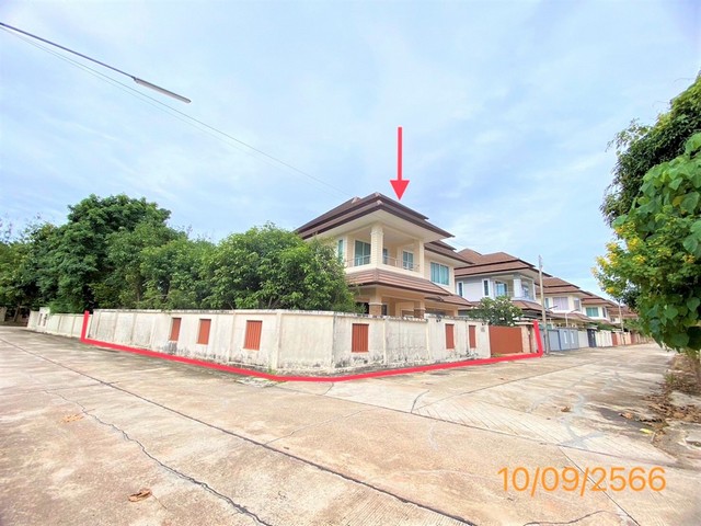  รายละเอียดเพิ่มเติม Code ID : PKK02-15487  ราคาขาย  5,265,000 บาท- ขนาดพื้นที่ :   98.30 ตร.ว.- พื้นที่ใช้สอย :   289.70 ตร.ม.- จำนวนห้อง :   3 ห้องนอน 2 ห้องน้ำ- ที่จอดรถ :  2  คัน- บ้านหันทางทิศ : ตะวันตกเฉียงใต้    พิกัดทรัพย์ : https://maps.app.goo.gl/zR1zj6KmPAZsRSCFA    สถานที่ใกล้เคียง- ใกล้โรงพยาบาลจักษุสุราษฎร์- ใกล้ตลาดสดศรีราชา  - ใกล้โลตัส โก เฟรช ศรีวิชัย ซอย21, สุราษฎร์ธานี- ใกล้ศิริมงคล สาขาถนนศรีวิชัย  สอบถามเพิ่มเติม/นัดชมโ