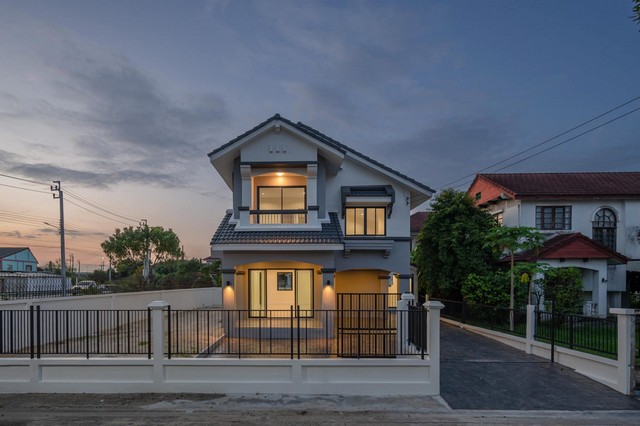 ขาย - บ้านมือสองตกแต่งใหม่ คุณภาพแบรนด์ LH โครงการ ชลลดา บางบัวทอง เนื้อที่ 72 ตร.ว. ตกแต่งหรูหรา ฟังก์ชันจัดเต็ม 3 ห้องนอน 2 ห้องน้ำ 1 ห้องอเนกประสงค์ จอดรถได้ 1 คัน พร้อม Facilities ครบ! บนทำเลคุณภาพ เชื่อมต่อได้หลายเส้นทาง ใกล้เซ็นทรัลเวสต์เกต และรถไฟฟ้า   สถานีบางพลู  รายละเอียด (รหัส: B6893)ราคา:5,290,000 บาทชื่อโครงการ:ชลลดาประเภทอสังหา:บ้านเดี่ยวที่อยู่:100/504 ซ.ติดถนน ซ.ย่อย44A ถ.บางก