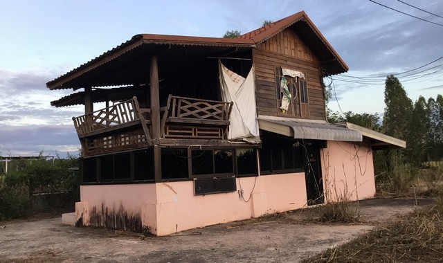 รายละเอียดเพิ่มเติมCode ID : PKK02-12409ราคาขาย       2,506,000 บาท- ขนาดพื้นที่ :  2,220 ตร.ว (5 ไร่ / 2 งาน / 20 ตร.ว)- พื้นที่ใช้สอย :   100.50 ตร.ม- จำนวนห้อง :  2 ห้องนอน 1 ห้องน้ำ- จอดรถ :     1-2 คัน- บ้านครึ่งตึกครึ่งไม้ :    2 ชั้น- บ้านครึ่งตึกครึ่งไม้หันทางทิศ :- อายุอาคาร :     9 ปีพิกัดทรัพย์ :     https://maps.app.goo.gl/CPDpjSJQ8wgAM3HH6สถานที่ใกล้เคียง- ใกล้โลตัส โกเฟรช ซูเปอร์มาร์เก็ต ท่าอุเทน- ใกล้มินิบิ๊กซี ท่าอุเทน นครพนม - ใกล้โรงพยาบาล