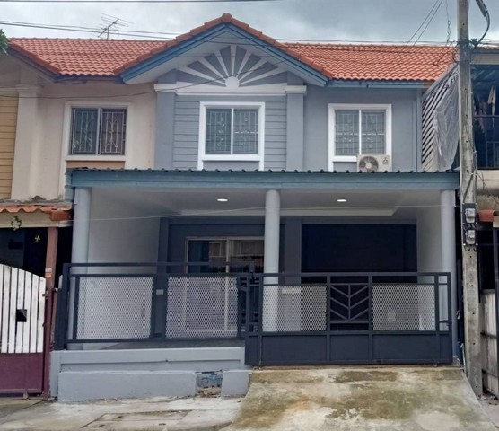 ทาวน์เฮ้าส์ ม.พฤกษา41 (ซอยกันตนา บางใหญ่-ซอยวัดพระนอน-เรียบคลองประปา)ต.บ้านใหม่ อ.บางใหญ่ จ.นนทบุรี บ้านเลขที่ 61/52 ซอย2 (เจอพระพรมเลี้ยวขวา)ถนนในซอยกว้างมาก หลังบ้านโล่งไม่ชนใคร ลมเข้าดี * เนื้อที่ 19.6 ตร.วา* จำนวนห้อง: 3 ห้องนอน 2 ห้องน้ำ 1 ห้องโถง* ครัวเคาน์เตอร์ พื้นเเกรนิตโต้ * โรงจอดรถภายในบ้าน 1 คัน หน้าบ้าน1 คัน* ปรับปรุงใหม่ทั้งหลัง* เเถมเเอร์1ตัว  เครื่องปั๊มน้ำราคา