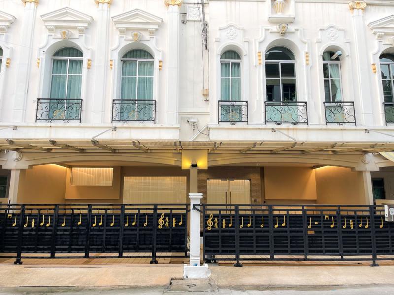 HR6741ให้เช่า Townhouse 3.5 ชั้น เนื้อที่  43 ตร.ว.  5ห้องนอน 6ห้องน้ำ โครงการบ้านกลางกรุงแกรนด์เวียนนา พระราม3 ใกล้ Central rama3สนใจติดต่อคุณสามารถ 0918070863 ID line : samart8633.5 ชั้น เนื้อที่  43 ตร.ว.  5ห้องนอน 6ห้องน้ำ 2ห้องครัว ห้องแม่บ้านแยกส่วนหน้ากว้าง 11เมตร 5ห้องนอน 425ตรม. (Owners post)2หลังต่อกัน หน้ากว้าง 11 เมตร จอดรถได้ 6 คัน fully furnish พร้อมอยู่ หมู่บ้านกลางกรุงแกรนด์เวียนนา พระราม3 เดินทางสะดวก ใกล้ สาทร,สีลม  Central 