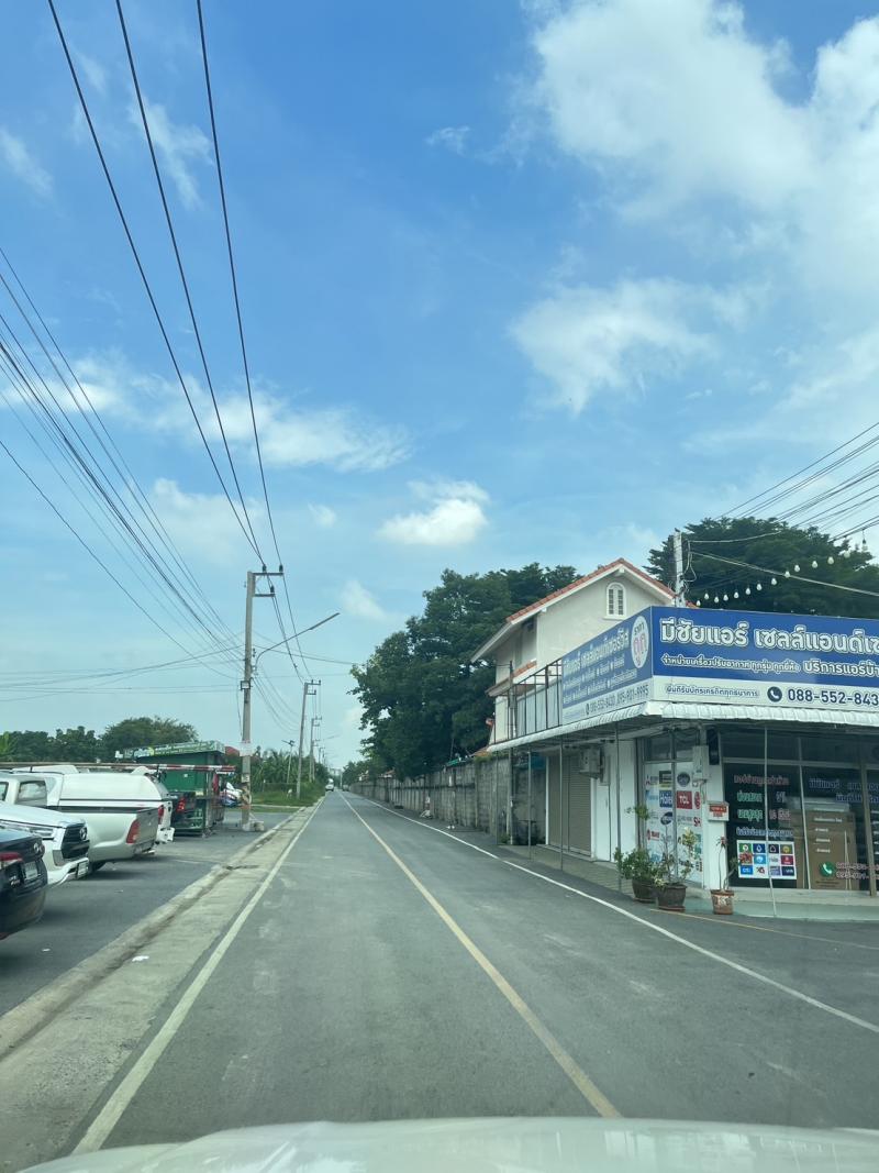 C25518ขาย ที่ดินแปลงสวย คูคต ลำลูกกา ปทุมธานีรายละเอียด– เนื้อที่ 1 ไร่ 0 งาน 0.9 ตารางวาูค ที่ถมแล้ว มีท่อระบายน้ำ– ราคาเฉลี่ย ตร.ว. ละ ประมาณ 32,500 บาท– ที่ดินรูปสีเหลี่ยม– ย่านชุมชน สาธารณูปโภค น้ำ ไฟ– ค่าโอนคนละครึ่ง– สามารถเดินทางเข้าออกผ่านทางลุมพินี ทาวน์ชิป รังสิต คลอง1– ถนนหน้าที่ดินเป็นถนนสาธารณะสถานที่ใกล้เคียง– วัดลาดสนุ่น– สนามกอล์ฟธูปเตมีย์– โรงพยาบาล�