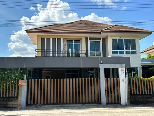 M7921 •  บ้านเดี่ยว 2 ชั้นอยู่บนพื้นที่ 106 ตรว. บ้านเดี่ยวในโครงการหมู่บ้านสิริน ปาร์ควิลล์•  4 ห้องนอน  4  ห้องน้ำ แอร์ 8  ตัว มีห้องครัวทั้งในบ้านและนอกบ้าน•  มีห้องรับแขก,ห้องทำงาน,ห้องแม่บ้าน•  ต่อเติมห้องกระจกชั้นล่าง เหมาะกับเป็นห้องออกกำลังกายหรือห้องพักผ่อน•  สภาพบ้านสวย Built In ทั้งหลัง  มีพื้นที่โล่งและหญ้าหน้าบ้าน•  จอดรถในบ้านได้ 4 คัน นอกบ้านได้อีก 4 คัน•  บ้า