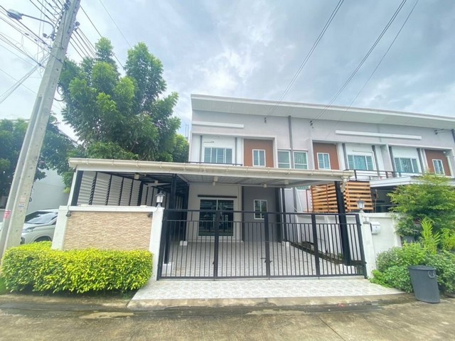 โครงการ ไลโอ รัตนาธิเบศร์99/15 ซ.5 ซ.วัดเสาธงหิน ต.เสาธงหิน อ.บางใหญ่ จ.นนทบุรีทาวน์โฮมหน้ากว้าง 6 เมตร เนื้อที่ 31.6 ตรว.ราคา 3,200,000 บาท4 ห้องนอน (ชั้นล่างมีห้องนอน)2 ห้องน้ำจอดรถได้ 2 คันบรรยากาศภายในหมู่บ้านค่อนข้างเงียบสงบเดินทางสะดวก เข้าออกได้ 3 เส้นทาง วงแหวนกาญจนาภิเษก, รัตนาธิเบศร์ และราชพฤกษ์สิ่งอำนวยความสะดวก- สวนสาธารณะ- Access Card Control- ระบบรักษาความปลอดภัยตลอด 24 ชม. ส