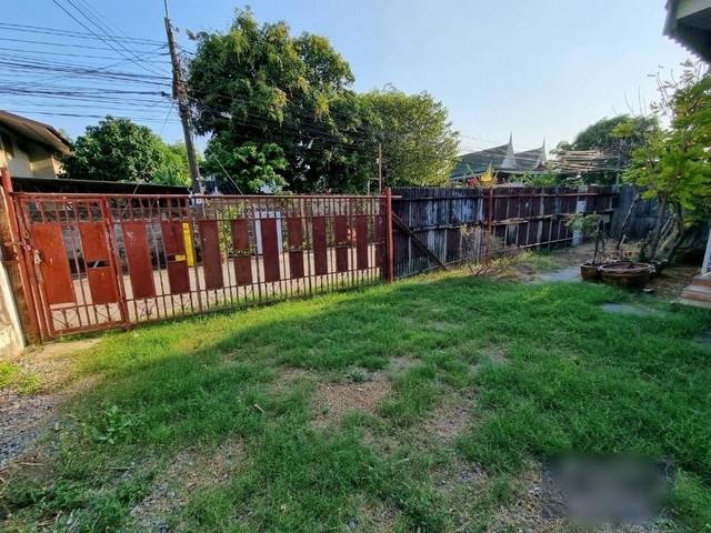 TD517ขายที่ดินแปลงงาม :  แจ้งวัฒนะLand with Building sale  :  ChaengwattanaFor Sale : 8,140,000 THBทำเลที่ตั้ง :  ซอยแจ้งวัฒนะ-ปากเกร็ด 20 ถนนแจ้งวัฒนะ ตำบลปากเกร็ด อำเภอปากเกร็ด นนทบุรี 11120รายละเอียดทรัพย์ ที่ดินพร้อมสิ่งปลูกสร้าง พื้นที่ 1 งาน 42 ตร.ว.ใกล้รถไฟฟ้าสายสีชมพูสถานที่สำคัญใกล้เคียงเซ็นทรัล แจ้งวัฒนะ, บิ๊กซี เอ็กซ์ตร้า แจ้งวัฒนะโรงเรียนนานาชาติโรสแมรี่ อะคาเดมี่โรงพยาบาลเวิลด์เมดิคอลข้อมูล