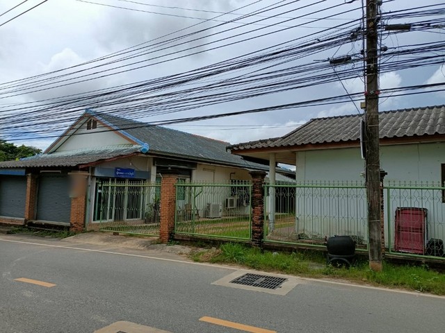 HU3757Detached House For Sale  :  Sattahip, Chonburiขายบ้านเดี่ยว  :  สัตหีบ ชลบุรีที่ตั้ง :   ซอยสัตหีบสุขุมวิท 23 ตำบลสัตหีบ อำเภอสัตหีบ ชลบุรี 20180Sale :  9,000,000 THB AREA   :  504.00 sq.wa (1 ไร่ / 1 งาน / 4 ตร.ว) - sq.m.TYPE   :  3 Bedroom   3 Bathroom   2 stoeryรายละเอียดทรัพย์ขายบ้าน 2 หลัง พร้อมที่ดิน 1 ไร่ 1 งาน 4 ตร.ว.มีทางเข้าออกติดถนนสาธารณะ 2 ด้านหน้ากว้างประมาณ 30 เมตรเขตชุมชนวิวเขา ปลอดโปร่ง ไม่แออัดสถานที่สำคัญใกล้เคียงบิ๊กซี สัตหีบแม็คโคร สัตหีบตลาดน