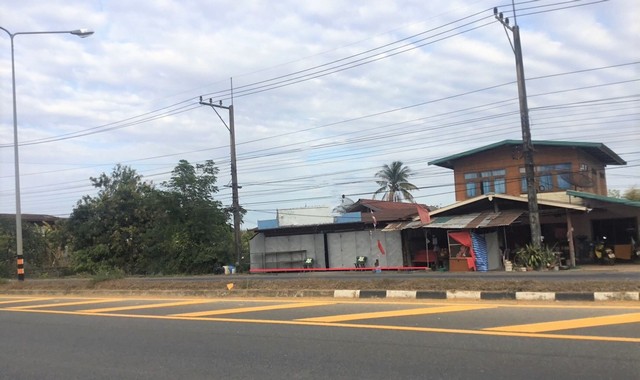 รายละเอียดเพิ่มเติมCode ID :    PKK02-15083ราคาขาย      1,711,000 บาท- ขนาดพื้นที่ :  93 ตร.ว - พื้นที่ใช้สอย :   210.55 ตร.ม- จำนวนห้อง :  2 ห้องนอน 2 ห้องน้ำ - จอดรถ :       1-2 คัน- บ้านเดี่ยว   :   1 ชั้น- บ้านเดี่ยวหันทางทิศ :- อายุอาคาร :   16 ปีพิกัดทรัพย์ :    https://maps.app.goo.gl/GFKGb3G8KcsQ3tfa6สถานที่ใกล้เคียง- ใกล้โลตัส ธาตุพนม - ใกล้มินิบิ๊กซี ธาตุพนม นครพนม- ใกล้โลตัส โก เฟรช ธาตุพนม นครพนม - ใกล้โลตัส โก เฟรช สาขาเรณูนคร ,นครพนม สอบถาม