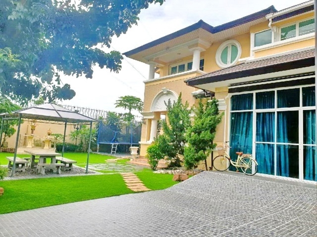 อนุญาตเลี้ยงสัตว์ 148ตรว.คฤหาสน์หลังมุม 2ชั้น 5นอน เฟอร์พร้อมเข้าอยู่ MRT สวนหลวง ร.9355ตรม. 94,998B-M 4น้ำ 2จอดรถ 4แอร์ corner Mansion 5bedLuxhouse 2 floors fully furnished MRT SuanLuangRama 9 ready to move in. Pets allowed 148sq.wa. 355sq.m. 94,998B-M  4bath 2parking 4A/C.ถ.เฉลิมพระเกียรติ ร.9 แขวงดอกไม้ เขตประเวศ กรุงเทพมหานคร 102505 ห้องนอน 4 ห้องน้ำ  1 ห้องแม่บ้าน1 ห้องนั่งเล่น1 ห้องครัว1 ตู้เย็น4 แอร์มีสระว่ายน้ำและฟิตเนสของโครงการสถานที่ใกล้เคียงโรงเรียนทวีศักดิ์ศึกษา ( 1 ก