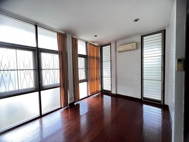 C3944 ให้เช่าบ้านเดี่ยวชั้นครึ่ง ซอยรามคำแหง 4 เหมาะอยู่อาศัย ทำออฟฟิศ ใกล้โรงพยาบาลแพทย์ปัญญา ใกล้แยกพระราม9เนื้อที่ 200 ตารางวา 3 ห้องนอน 2 ห้องน้ำ สนใจนัดชมติดต่อ รหัสประกาศC3944คุณเฟลม  0638956397ID line : 0638956397: https://line.me/ti/p/LTVhEi9gAFC3944 ให้เช่าบ้านเดี่ยวชั้นครึ่ง ซอยรามคำแหง 4 เหมาะอยู่อาศัย ทำออฟฟิศ ใกล้โรงพยาบาลแพทย์ปัญญา ใกล้แยกพระราม9บ้านเดี่ยว 1 ชั้นครึ่ง ซอยรามคำแหง 4 แยก 5 (แพทย์ปัญ