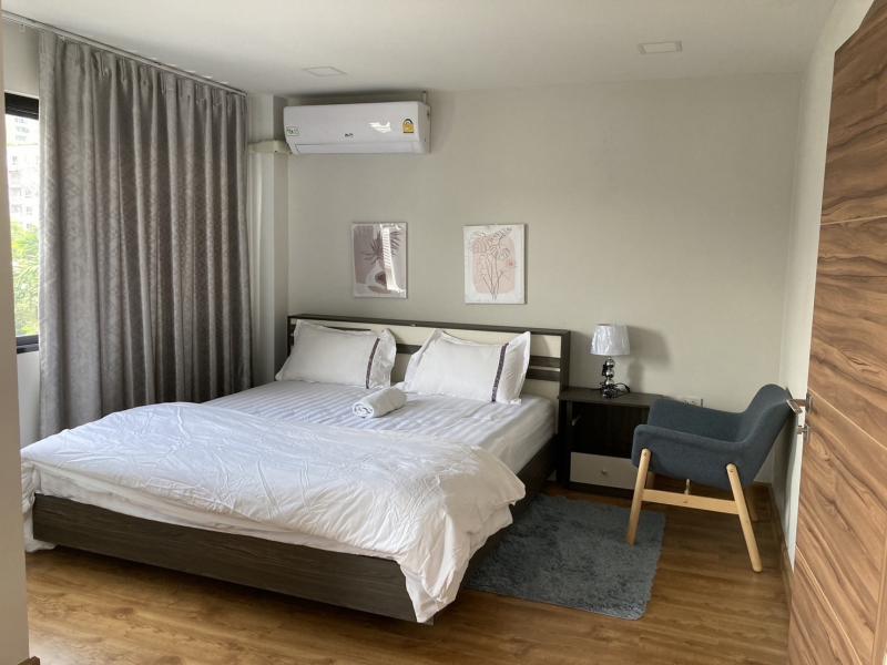 S2464 ให้เช่าบ้านเดี่ยว 3 ชั้น ถนนสุขุมวิท 65 ใกล้สถานีรถไฟฟ้าBTSเอกมัยพื้นที่ 50 ตารางวา พื้นที่ใช้สอย 200 ตรม 3 ห้องนอน 4 ห้องน้ำ มีห้องแม่บ้านและครัวนอกแยกเป็นสัดส่วน ที่จอดรถ 4-5 คันสนใจนัดชมติดต่อ รหัสประกาศS2464คุณเฟลม  0638956397ID line : 0638956397: https://line.me/ti/p/LTVhEi9gAFS2464  ให้เช่าบ้านเดี่ยว 3 ชั้น ถนนสุขุมวิท 65 ย่านสุขุมวิท ใกล้สถานีรถไฟฟ้าBTSเอกมัยเหมาะเป็นสำนักงานหรือพักอาศัย สนใจนัดดูก่อนได้