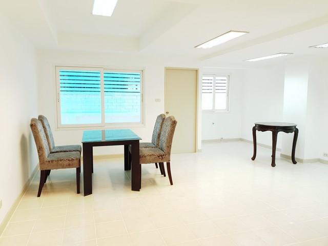 S2461 ให้เช่าและขายทาวน์โฮม 4 ชั้นครึ่ง ซอยลาดพร้าว 18  ทะลุซอยวิภาวดี 20 ย่านลาดพร้าวพื้นที่ 26 ตารางวา พื้นที่ใช้สอย 270 ตารางเมตร 4.5 ชั้น 4 ห้องนอน 5 ห้องน้ำ 1 ห้องรับแขก 1 ห้องครัว 2 ห้องอเนกประสงค์ ที่จอดรถ 3 คันสนใจนัดชมติดต่อ รหัสประกาศS2461คุณเฟลม  0638956397ID line : 0638956397: https://line.me/ti/p/LTVhEi9gAFS2461 ให้เช่าและขายทาวน์โฮม 4 ชั้นครึ่ง ซอยลาดพร้าว 18  ทะลุซอยวิภาวดี 20 ย่านลาดพร้าวเหมาะสำหรับทำออฟฟิศ แล