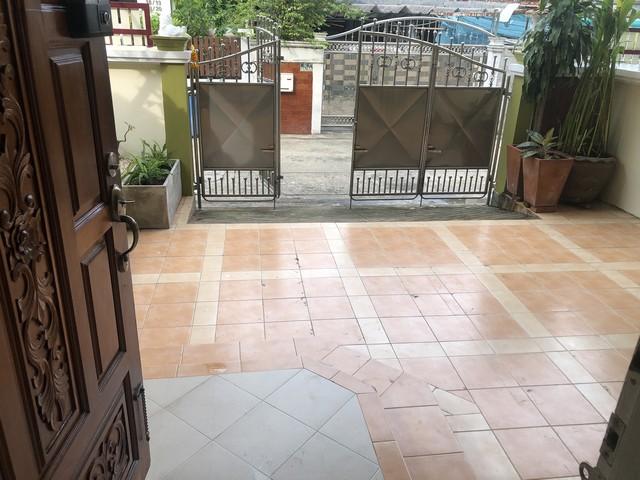 รหัส# KO929 ให้เช่าบ้านแฝด 3 ชั้น 4 ห้องนอน ซอยพหลโยธิน19 วิภาวดีรังสิต 28 เขตจตุจักร ตกแต่งพร้อมอยู่ ใกล้ MRT พหลโยธิน BTS ลาดพร้าว ***ใช้ที่อยู่จดทะเบียนได้*** ราคาเช่า 27,000 บาท / เดือนบ้านแฝด 3 ชั้น ซอยพหลโยธิน19 วิภาวดีรังสิต 28  เนื้อที่ 45 ตารางวา  4 ห้องนอน 3 ห้องน้ำ 1 ห้องครัว 1 ห้องโถงชั้นล่าง จอดรถได้ 1 คันพร้อมเครื่องปรับอากาศ 5 เครื่อง เฟอร์นิเจอร์ครบพร้อมอยู่เหมาะสำหรับอยู่อา