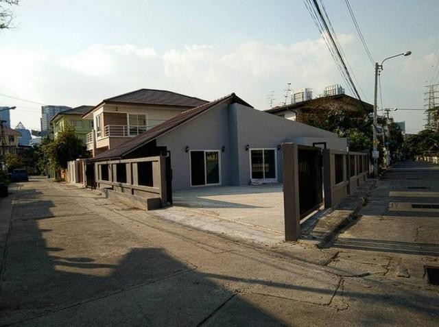 PB3459 ให้เช่าบ้านเดี่ยว ชั้นเดียว ใกล้ห้าแยกลาดพร้าว ห้องมุม ซอยลาดพร้าว 8 ลาดพร้าว 12 วิภาวดี 22 ใกล้ตลาดการบินไทย ติดต่อ คุณบิว 081 252 3279 หรือ 061 619 8565ID line : 061 787 9691ราคาเช่า 40,000 บาท/เดือน (สัญญาขั้นต่ำ 1 ปี ประกัน 2 เดือน ล่วงหน้า 1 เดือน)อนุญาตให้จดทะเบียนบริษัท และเลี้ยงสัตว์ได้ บ้านว่าง 30 พฤศจิกายน 66พื้นที่ขนาด 60 ตร.ว. บ้านปูพื้นแกรนิตโต้ทั้งหมด ห้องครัว 1 ห้อง ห้องน้ำ 1 ห้อง ห้องนอน 1 