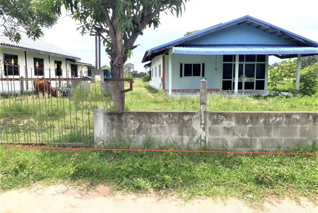 รายละเอียดเพิ่มเติมCode ID :    PKK02-15451ราคาขาย        4,078,000 บาท- ขนาดพื้นที่ :   863 ตร.ว (2 ไร่ / 63 ตร.ว) - พื้นที่ใช้สอย :   129.50 ตร.ม- จำนวนห้อง :   4 ห้องนอน 1 ห้องน้ำ - จอดรถ :         1-2 คัน- บ้านเดี่ยว  :    1 ชั้น- บ้านเดี่ยวหันทางทิศ :- อายุอาคาร :   23 ปีพิกัดทรัพย์ :   https://maps.app.goo.gl/q1NjiWkHH2P9ryLz5สถานที่ใกล้เคียง- ใกล้โลตัส พยัคฆภูมิพิสัย - ใกล้มินิบิ๊กซี พยัคฆภูมิพิสัย- ใกล้ซีเจ ซูเปอร์มาร์เก็ต สาขาพยัคฆภูมิพิสัย- ใกล้โรงพย