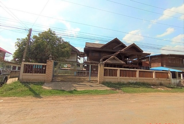 รายละเอียดเพิ่มเติมCode ID :    PKK02-15718ราคาขาย        2,771,000 บาท- ขนาดพื้นที่ :  85 ตร.ว - พื้นที่ใช้สอย :   288 ตร.ม- จำนวนห้อง :   2 ห้องนอน 2 ห้องน้ำ - จอดรถ :         1-2 คัน- บ้านครึ่งตึกครึ่งไม้ :    2 ชั้น- บ้านครึ่งตึกครึ่งไม้หันทางทิศ :- อายุอาคาร :   11 ปีพิกัดทรัพย์ :   https://maps.app.goo.gl/iR1uWuSc6av5QtvW7สถานที่ใกล้เคียง- ใกล้โลตัส ขามเรียง มหาสารคาม- ใกล้ซีเจ มอร์ สาขาโกสุมพิสัย- ใกล้ซีเจ ซูเปอร์มาร์เก็ต สาขาขามเรียง - ใกล้ว