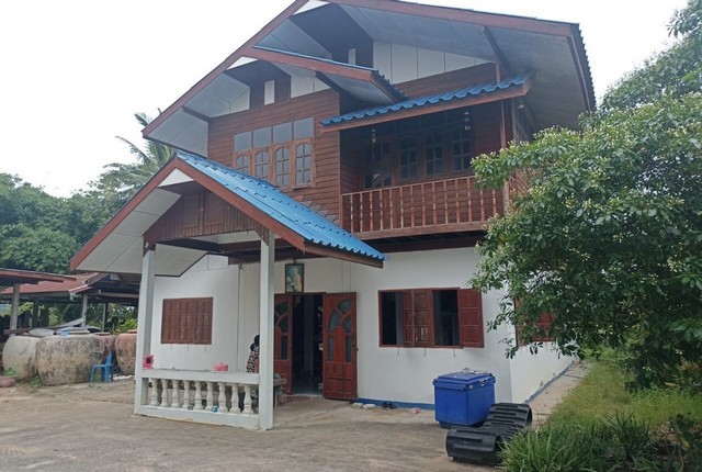 รายละเอียดเพิ่มเติมCode ID :    PKK02-15718ราคาขาย        3,459,000 บาท- ขนาดพื้นที่ :  615 ตร.ว (1 ไร่ / 2 งาน / 15 ตร.ว)- พื้นที่ใช้สอย :   233.50 ตร.ม- จำนวนห้อง :   1 ห้องนอน - ห้องน้ำ - จอดรถ :     1-2 คัน- บ้านครึ่งตึกครึ่งไม้ :    2 ชั้น- บ้านครึ่งตึกครึ่งไม้หันทางทิศ :- อายุอาคาร :   13 ปีพิกัดทรัพย์ :   https://maps.app.goo.gl/pj9VtQ4NvLPgza4o8สถานที่ใกล้เคียง- ใกล้วัดบ้านม่วง- ใกล้โรงเรียนบ้านม่วงขี้เหล็กยานาง- ใกล้โรงเรียนบ้านดอนงัว- ใกล้โรงเรี