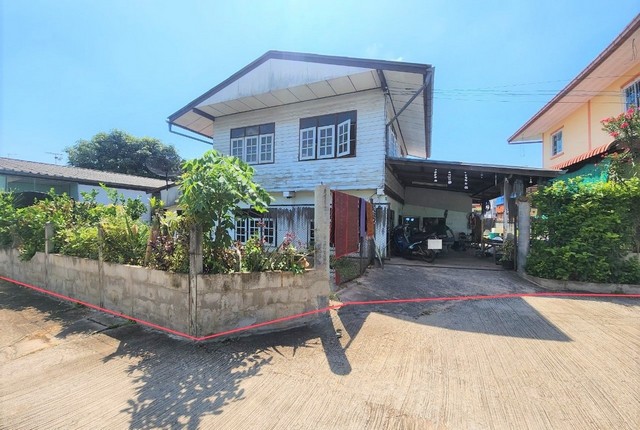 รายละเอียดเพิ่มเติมCode ID :    PKK02-15529ราคาขาย        2,386,000 บาท- ขนาดพื้นที่ :   73.50 ตร.ว (1 ไร่ / 1 งาน / 73 ตร.ว)- พื้นที่ใช้สอย :    181.50 ตร.ม- จำนวนห้อง :   3 ห้องนอน 1 ห้องน้ำ - จอดรถ :     1-2 คัน- บ้านเดี่ยว :       2 ชั้น- บ้านเดี่ยวหันทางทิศ :- อายุอาคาร :   33 ปีพิกัดทรัพย์ :   https://maps.app.goo.gl/XeKiRusNmHEJdRJR8สถานที่ใกล้เคียง- ใกล้โลตัส เอ็กเพรส ศรีสวัสดิ์ดำเนิน 2- ใกล้โลตัส โกเฟรช ซอยจุฑางกูร มหาสาคาร- ใกล้โลตัส โกเฟรช ซูเปอร์มาร์เก