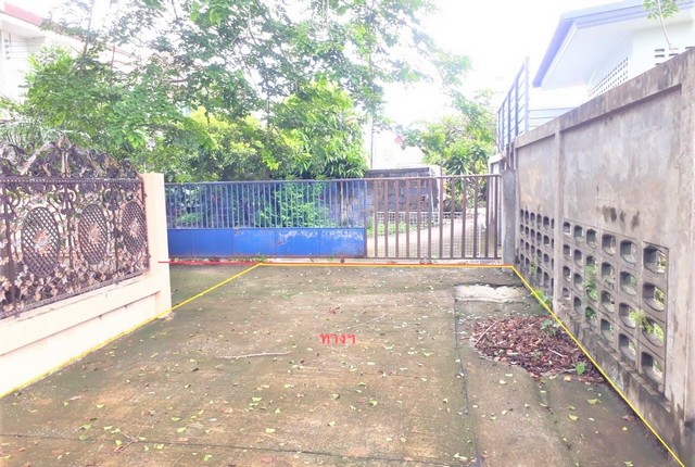 รายละเอียดเพิ่มเติมCode ID : PKK02-13389ราคาขาย        4,134,000 บาท- ขนาดพื้นที่ :   190.10 ตร.ว (1 งาน / 90.10 ตร.ว)- พื้นที่ใช้สอย :    317 ตร.ม- จำนวนห้อง :   14 ห้องนอน 14 ห้องน้ำ - จอดรถ :     1-2 คัน- บ้านเดี่ยว :    1 ชั้น- บ้านเดี่ยวหันทางทิศ :- อายุอาคาร :    9 ปีพิกัดทรัพย์ :   https://maps.app.goo.gl/NMjvpBdF2cEcQBVS7สถานที่ใกล้เคียง- ใกล้โลตัส เอ็กเพรส ศรีสวัสดิ์ดำเนิน - ใกล้โลตัส โกเฟรช ซอยจุฑางกูร มหาสาคาร- ใกล้โลตัส โกเฟรช ซูเปอร์มาร์เก็ต เสริ