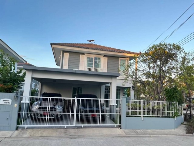 วิลาจจิโอ ประชาอุทิศ 90บ้านเดี่ยว 2 ชั้น 3 ห้องนอน 3 ห้องน้ำหมู่บ้านวิลลาจจิโอ ประชาอุทิศ 90รายละเอียดบ้าน แบบบ้าน Gable บ้านเดี่ยวสองชั้น, 3 ห้องนอน, 3 ห้องน้ำ, 1 ห้องนั่งเล่น, 1 ห้องครัว, 2 ที่จอดรถ บนเนื้อที่ 54.40 ตรว. (พื้นที่ใช้สอย 134 ตรม.) บ้านหันหน้าทิศใต้ หลบแดด รับลม มีระบบ Air Plus ซึ่งเป็นนวัตกรรมที่ช่วยให้อากาศภายในบ้านหมุนเวียน ไม่อบอ้าวฟรี -แอร์ Mitsubishi Inverter 4 เครื่อง -เตียงนอน