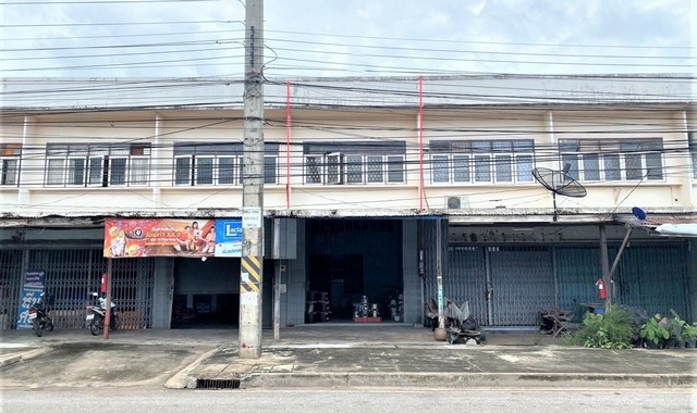 รายละเอียดเพิ่มเติมCode ID : PKK04-06314ราคาขาย         1,100,000 บาท- ขนาดพื้นที่ :   33 ตร.ว - พื้นที่ใช้สอย :    159.75 ตร.ม- จำนวนห้อง :   - ห้องนอน 1 ห้องน้ำ - จอดรถ :     1 คัน- อาคารพาณิชย์ :    2 ชั้น- อาคารพาณิชย์หันทางทิศ :- อายุอาคาร :    36 ปีพิกัดทรัพย์ :    https://maps.app.goo.gl/rTn6KJSShsR4FKss8สถานที่ใกล้เคียง- ใกล้โลตัส โกเฟรช ชนแดน เพชรบูรณ์- ใกล้โรงพยาบาลชนแดน- ใกล้วัดศิริรัตน์วนาราม - ใกล้โรงเรียนบ้านท่าข้าม(ท่าข้ามวิทยาคาร)สอ