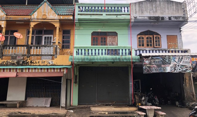 รายละเอียดเพิ่มเติมCode ID : PKK04-06170ราคาขาย       2,100,000 บาท- ขนาดพื้นที่ :   34 ตร.ว - พื้นที่ใช้สอย :    132 ตร.ม- จำนวนห้อง :   2 ห้องนอน 1 ห้องน้ำ (มีดาดฟ้า)- จอดรถ :     1 คัน- อาคารพาณิชย์ :    2 ชั้น- อาคารพาณิชย์หันทางทิศ :- อายุอาคาร :    18 ปีพิกัดทรัพย์ :    https://maps.app.goo.gl/91Q6ucxBE97TmvhP9สถานที่ใกล้เคียง- ใกล้เทสโก โลตัส วิเชียรบุรี- ใกล้โลตัส เอ็กเพรส สาขาวิเชียรบุรี- ใกล้บิ๊กซี ซูเปอร์เซ็นเตอร์ วิเชียรบุรี - ใกล้ตลา