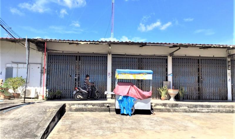 รายละเอียดเพิ่มเติมCode ID : PKK04-05694ราคาขาย       2,450,000 บาท- ขนาดพื้นที่ :   250 ตร.ว (2 งาน / 50 ตร.ว)- พื้นที่ใช้สอย :  344 ตร.ม- จำนวนห้อง : 1 ห้องนอน 2 ห้องน้ำ - จอดรถ :   1 คัน- อาคารพาณิชย์ : 1 ชั้น- อาคารพาณิชย์หันทางทิศ :- อายุอาคาร :    23 ปีพิกัดทรัพย์ :    https://maps.app.goo.gl/9EatVRaSCkXwxMibAสถานที่ใกล้เคียง- ใกล้เทสโก โลตัส วิเชียรบุรี- ใกล้โลตัส เอ็กเพรส สาขาวิเชียรบุรี- ใกล้บิ๊กซี ซูเปอร์เซ็นเตอร์ วิเชียรบุรี - ใกล้โรงพย