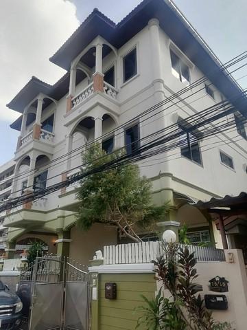 HR2802 ให้เช่าบ้านแฝด3ชั้น พหลโยธิน19 วิภาวดีรังสิต28 เขตจตุจักร 4ห้องนอน 3ห้องน้ำ ตกแต่งพร้อมอยู่ ใช้ที่อยู่จดทะเบียนได้ ใกล้MRTพหลโยธิน BTSลาดพร้าว: ติดต่อ : คุณ เอก  :  061-241 4954   &   083-017 9463   : Line Id : eak2325: กดลิ้งค์เพื่อเเอดไลน์ครับ :  https://line.me/ti/p/A6pc3MToug     :  https://line.me/ti/p/OLEY0bJTsVราคาเช่า 27,000 บาท/เดือน ( สัญญา1ปี ประกัน 2 เดือน ล่วงหน้า 1 เดือน)ที่ตั้ง ถนนพหลโยธิน ซอยพหลโยธิน19 ซอย วิภาวดีรังสิต 28 แขวง จตุจักร เขตจต