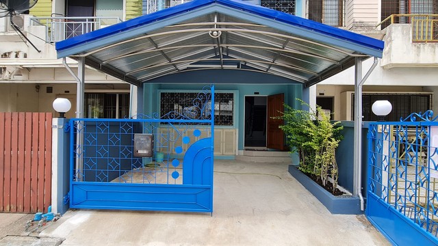 รหัส# TO579 ให้เช่าทาวน์โฮม 3 ชั้น รีโนเวทใหม่ โครงการบ้านกลางเมือง พระราม9 ซอย 43 ใกล้เดอะไนน์พระราม9 เดินทางสะดวกสบาย ใกล้แอร์พอร์ตลิ้ง ใกล้ทางด่วน ใกล้รถไฟฟ้าสายสีเหลือง *** ราคาเช่า 19,000 บาท/เดือน ทาวน์โฮม 3 ชั้น รีโนเวทใหม่ โครงการบ้านกลางเมือง พระราม9 ซอย 43 ใกล้เดอะไนน์พระราม9 พื้นที่ใช้สอย 150 ตารางเมตร3 ห้องนอน 3 ห้องน้ำเหมาะสำหรับอยู่อาศัย หรือ ทำโฮมออฟฟิสได้สถาน