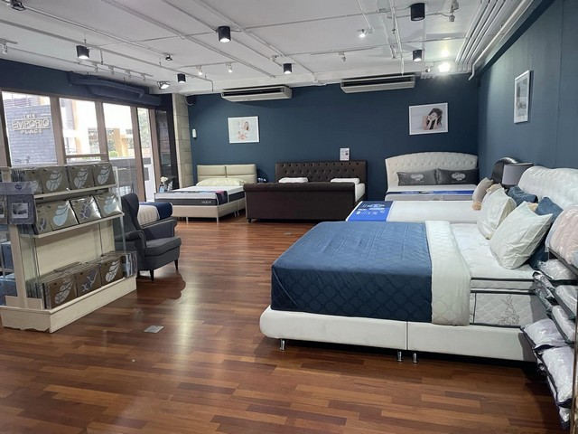 รหัส# TO833 ให้เช่าพื้นที่ชั้น 1 อาคาร  The emprio place พื้นที่ 220 ตรม. ติดถนนซอยสุขุมวิท 24  ใกล้ BTS พร้อมพงษ์*** ราคาเช่า 150,000 บาท/เดือนพื้นที่ชั้น 1 อาคาร  The emprio place ติดถนนซอยสุขุมวิท 24  ใกล้ BTS พร้อมพงษ์พื้นที่ 220 ตรม.  ติดถนนซอยสุขุมวิท 24  ใกล้ BTS พร้อมพงษ์เหมาะสำหรับทำ โชว์รูม ร้านกาแฟ ร้านสะดวกซื้อ ออฟฟิศ คลีนิคเสริมความงาม ฯลฯ  *** ราคาเช่า 150,000 บาท/เดือนที่ตั้ง : ซ.สุขุมวิท 24 แขวงคลองตัน เขตคลอ