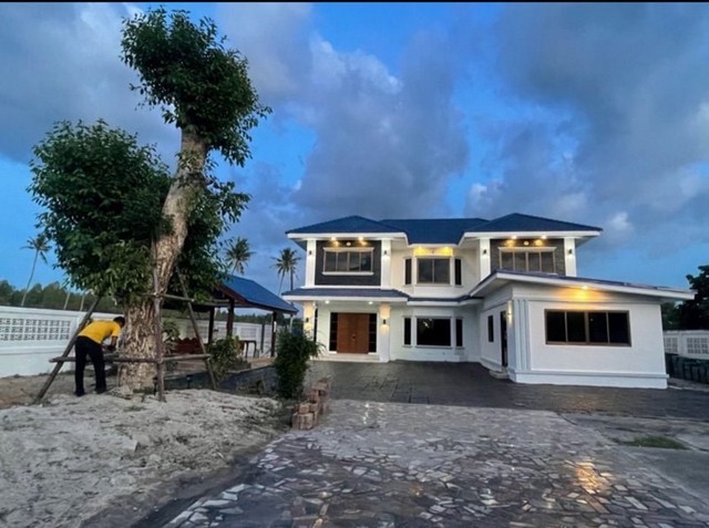 ขายด่วน บ้านหรูพร้อมที่ดิน1ไร่ ติดโครงการ เวโรน่า ต.บ้านฉาง อ.บ้านฉาง จ.ระยองขนาด 1 ไร่4ห้องนอน 3ห้องน้ำ 2ห้องโถง 1ครัวเข้าออกทางประตูสนามกอล์ฟอีสเทอร์นสตาร์ บ้านฉาง ระยอง  บ้านพักตากอากาศ ไม่ไกลจากแหล่งท่องเที่ยวอื่นๆ ห้างสรรพสินค้า สนามกอล์ฟ โรงเรียน นานาชาติไกล้ทางด่วน motorway ปั้มน้ำมันปตท  เซเว่น บ้านพร้อมเข้าอยู่ มีพื้นที่บริเวณกว้างมาก ระบบประตู ดิจิตอล 