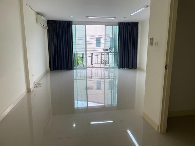 ให้เช่าทาวน์โฮมปรัชญาโฮมลาดพร้าว101บ้าน3 ชั้น 3นอน 3น้ำหน้ากว้าง 5 เมตรใกล้รถไฟฟ้า แยกมหาดไทยลาดพร้าว