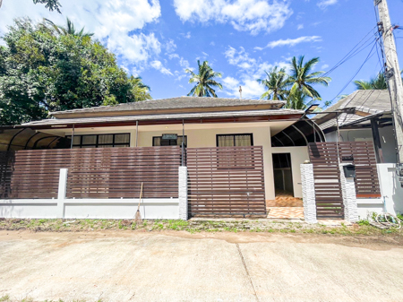 Beautiful Villa with 3 bedrooms and a private swimming pool located near the river beach and the FisherMan Village. Ideal for large families, fully furnished..Prime Location: Situated in the heart of Mae Nam, Koh Samui, Surat Thani Province..Numerous nearby attractions include markets, 7-11, Mae Nam Beach, and Bo Phut Beach.Key Features:.Well-decorated interior with complete furnishings3 bedrooms, 2 bathrooms, kitchen, living room, dining area, parking spaceSpacious dining area with a large dining tablePrivate swimming pool for convenienceRental price: Only 40,000 - 50,000 Baht per month.For inquiries and additional information, please contact:063-080-6902 (Khun Peng)089-633-1978 (Khun Pan)Line: https://line.me/ti/p/Mfahgb8dXc.#KohSamuiApartment #SamuiRentals#SamuiApartments #MaeNamAccommodation #TownhouseForSale#CommercialBuildingForSale #Apartments #SamuiApartments#SamuiRoomRentals #BoPhut #CondoForRentKohSamui#HouseForRent #HouseForRentSamui #CondoForSaleKohSamui#HouseForSaleKohSamu