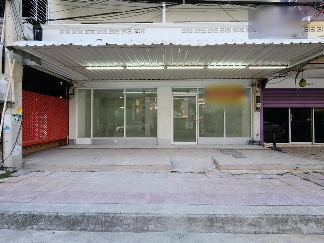 BD0755Shop House For Sale :  Bang Lamung Chonburiขายอาคารพาณิชย์  :  บางละมุง ชลบุรีที่ตั้งทรัพย์  :  ซอยพระตำหนัก 6 เมืองพัทยา อำเภอบางละมุง ชลบุรี 20150Sale   :  16,500,000 THB AREA :    16 sq.w.  96 sq.m.TYPE   :  2 Bedroom  5 Bathroom 4 Floorsรายละเอียดทรัพย์ชั้น 1 และ 2 ไม่มีผนังกั้นระหว่างอาคารชั้น 3 และ 4 มีผนังกั้นแต่ละด้านของอาคาร ต้องขึ้นบันไดแยกจากชั้น 2สถานที่สำคัญใกล้เคียงแฟรี่สวีทวิลเลจ, จุดชมวิว เขาพระตำหนักโรงเรียนอักษรพัทยาโรงพยาบาลจ