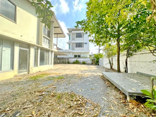 ถูกสุดลดครั้งที่3 เย็นอากาศ 159,999 B-M 800ตร.ม.  136 ตรว. 805 ตรม.  9นอน 9น้ำ MRT ลุมพินี  คลองเตย ให้เช่าที่ดินและบ้าน 2 อาคาร 3ชั้น The Cheapest 3 Times of Reduction Yennakart 159,999 B-M 805 sq m,  136 sq wa.  9bed 9bath MRT Lumpini KhlongToei for rent land house 2buildings 3Storey เนื้อที่ใช้สอยประมาณ 805 ตร.เมตรเมฆสวัสดิ์ แขวงช่องนนทรี เขตยานนาวา กรุงเทพมหานคร 10120ซอย ศรีบำเพ็ญ แขวงทุ่งมหาเมฆ เขตสาทร กรุงเทพมหานคร 10120ที่ดินและบ้าน 2 อาคาร  ย้ำ 2อาคาร9นอน 9น้ำที่ดินใจกลางเมือง ทำเ