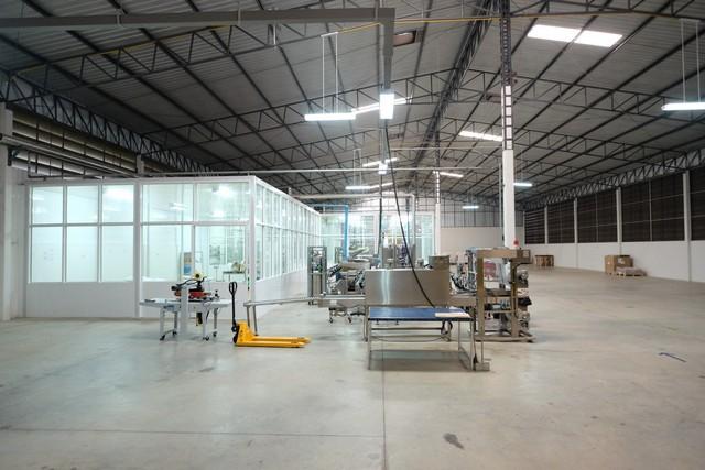 BST542 ขายโรงงานพร้อมกิจการเครื่องดื่มชูกำลัง เนื้อที่ 8 ไร่เศษ ย่านพนัสนิคม ชลบุรี พร้อมดำเนินกิจการทันที contact : คุณบัว Bua Agent 0936464597, 0826914598Line : Bua093ราคาขาย 60 ล้านบาท BST542 ขายกิจการโรงงาน ผลิตเครื่องดื่มชูกำลังบรรจุกระป๋องสำหรับส่งออก ที่ดิน 8 ไร่ 1 งาน 42 ตรว.มีใบ รง.4 และ อ.2 (อย.) มีอาคาร 3 หลัง รายละเอียดดังนี้ 1. อาคารที่ 1 - อาคารเปล่า 25 ม. * 50 ม 2. อาคารที่ 2 (อาคารผลิตหลักปัจจุบัน) - 25 ม. * 62.5 ม - ห้