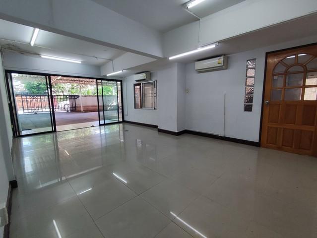 C3964 ให้เช่าบ้านเดี่ยว 2 ชั้น ซอยพระรามเก้า 43 ย่านพระราม 9 เหมาะทำโฮมออฟฟิศ ใกล้เดอะไนน์พระราม 9