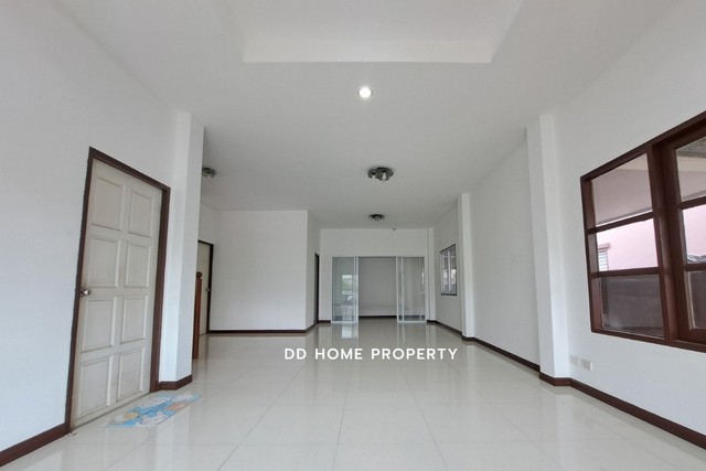 ขายหมู่บ้านศรีกาญจน์ สรงประภา-ดอนเมือง หน้าบ้านหันทางทิศตะวันตกเฉียงใต้ (DD001563)