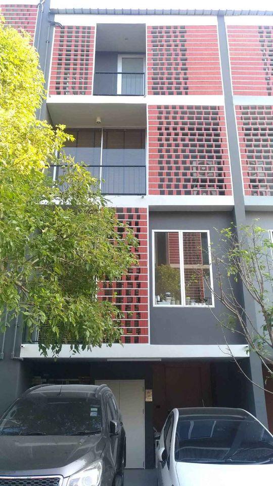 EPL-HR2794 ให้เช่าโฮมออฟฟิศ 3.5 ชั้น ใกล้แฟชั่นไอส์แลนด์ โครงการไซมิส บลอสซั่ม แอท แฟชั่น พื้นที่ใช้สอยประมาณ 170 ตรม. 3 ห้องนอน 3 ห้องน้ำ