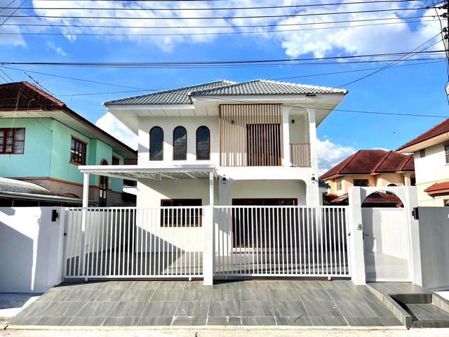 ขายบ้านเดี่ยว 2 ชั้น หมู่บ้านกฤษณา การ์เด้นโฮม พุทธมณฑลสาย 5  ที่อยู่ ถนนพุทธมณฑลสาย 5 ต.บางกระทึก อ.สามพราน จ.นครปฐมราคา 3,990,000 บาท ฟรีโอน หมู่บ้านกฤษณา พุทธมณฑลสาย5  บ้านเดี่ยว 2 ชั้น ตกแต่งใหม่ พร้อมอยู่ หลังมุมถนนพุทธมณฑลสาย5 ต.บางกระทึก อ.สามพราน จ.นครปฐม ฟังก์ชั่น บอกเลยว่าคุ้มสุดๆ เนื้อที่ 61.7 ตรว. หน้าบ้านทิศใต้ฟังก์ชั่น 3ห้องนอน 3ห้องน้ำ 1 ครัว จอดรถ 3 คันสถานที่ใก