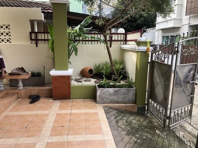 PDD02 ให้เช่า บ้านแฝด 3ชั้น ซอยพหลโยธิน19 วิภาวดีรังสิต28 ใกล้MRTพหลโยธิน BTSลาดพร้าว ใกล้ตึกรสา ใกล้โรงเรียนหอวัง ใกล้เซ็นทรัลลาดพร้าว ใกล้ยูเนี่ยนมอลล์ เขตจตุจักรราคาเช่า 27,000 บาท/เดือน ( สัญญา1ปี ประกัน 2 เดือน ล่วงหน้า 1 เดือน)ติดต่อ คุณช่อผกา 0616198565 LINE 0616198565***ใช้ที่อยู่จดทะเบียนได้ที่ตั้ง ถนนพหลโยธิน ซอยพหลโยธิน19 ซอย วิภาวดีรังสิต 28 แขวง จตุจักร เขตจตุจักร กรุงเทพมหานคร 10900เ