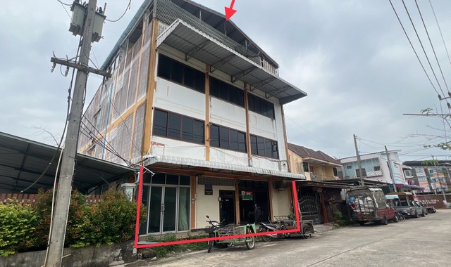  รายละเอียดเพิ่มเติม Code ID : PKK02-11014  ราคาขาย  5,273,000 บาท- ขนาดพื้นที่ :   53.40 ตร.ว.- พื้นที่ใช้สอย :  746.90 ตร.ม. - จำนวนห้อง :  26 ห้องนอน 23 ห้องน้ำ - ที่จอดรถ :    2   คัน- บ้านหันทางทิศ : ตะวันตกเฉียงใต้    พิกัดทรัพย์ :  https://maps.app.goo.gl/jtgP8wRnGmiYUHVH8    สถานที่ใกล้เคียง- ใกล้โรงพยาบาลจักษุสุราษฎร์- ใกล้ ตลาดสดศรีราชา    - ใกล้โลตัส โก เฟรช ศรีวิชัย ซอย2- ใกล้ ศิริมงคล สาขาถนนศรีวิชัย สอบถามเพิ่มเติม/นัดชมโทร. 097-419-5982(พลอ