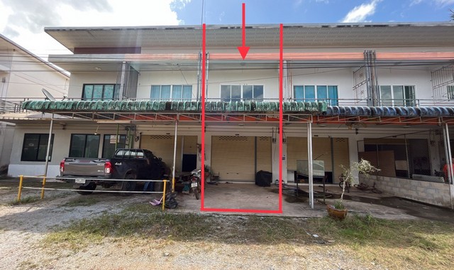  รายละเอียดเพิ่มเติม Code ID : PKK03-05568  ราคาขาย  2,070,000 บาท- ขนาดพื้นที่ :   29.00 ตร.ว.- พื้นที่ใช้สอย :  148.50 ตร.ม. - จำนวนห้อง :  2 ห้องนอน 2 ห้องน้ำ  - ที่จอดรถ :   1    คัน- บ้านหันทางทิศ : เหนือ  พิกัดทรัพย์ : https://maps.app.goo.gl/2d5Z8WWU997NZNK2A    สถานที่ใกล้เคียง- ใกล้โลตัส ไชยา - ใกล้โลตัสแอ็กเพรสสาขาตลาดหนองนิล  - ใกล้โรงพยาบาลส่งเสริมสุขภาพตำบลป่าเว- ใกล้ตลาดเย็นเทศบาลตำบลตลาดไชยา สอบถามเพิ่มเติม/นัดชมโทร. 097-419-5982(พล