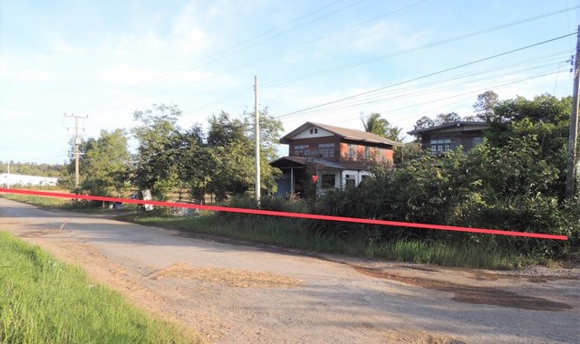 รายละเอียดเพิ่มเติมCode ID :    PKK02-10204ราคาขาย       5,094,000 บาท- ขนาดพื้นที่ :   6,297 ตร.ว (15 ไร่ / 2 งาน / 97 ตร.ว)- พื้นที่ใช้สอย :     236.50 ตร.ม- จำนวนห้อง :   2 ห้องนอน 1 ห้องน้ำ - จอดรถ :         1-2 คัน- บ้านครึ่งตึกครึ่งไม้  :    2 ชั้น- บ้านครึ่งตึกครึ่งไม้หันทางทิศ :- อายุอาคาร :   17 ปีพิกัดทรัพย์ :   https://maps.app.goo.gl/A4EZcpoc7uq83apj6สถานที่ใกล้เคียง- ใกล้ตลาดนัดบ้านนาข่า- ใกล้โรงเรียนนาข่าวิทยาคม- ใกล้วัดสว่างอารมณ์- ใกล้วัดป่าประชา