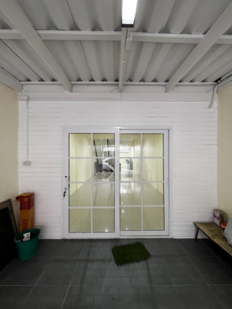 ให้เช่าทาวน์เฮาส์ 3 ชั้นปรับปรุงใหม่ 3 ชั้น เนื้อ 18 ตร.ว. 3 ห้องนอน 2 ห้องน้ำ ซอยลาดพร้าว 109