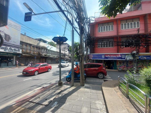 ให้เช่า อาคารพาณิชย์ 3ชั้น ติดถนนสุขุมวิท63 ซอยเอกมัย19 ต่อเติมหลังคาดาดฟ้า 3 ห้องนอน 3ห้องน้ำ