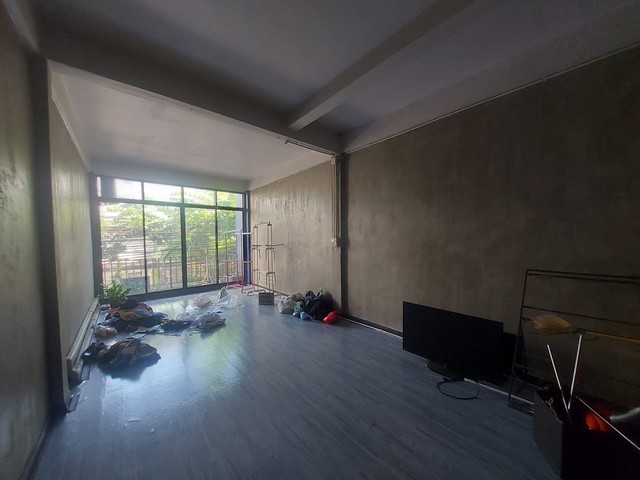 ให้เช่า อาคารพาณิชย์ 3ชั้น ติดถนนสุขุมวิท63 ซอยเอกมัย19 ต่อเติมหลังคาดาดฟ้า 3 ห้องนอน 3ห้องน้ำ