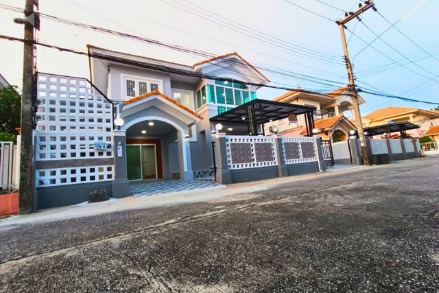 บ้านเดี่ยวโครงการภัสสร 12 คลองหลวง คลอง3ภายในโครงการ มีคลับเฮ้าส์ สระว่ายน้ำ ฟิตเนสออกกำลังกาย ส่วนหย่อม รภป. 24 ชม.ขนาด 55.5 ตรว. 4 ห้องนอน 3 ห้องน้ำจอดรถในบ้านได้ 3 คัน ตกแต่งสวยมากๆหลังนี้อยู่ซอย 7/2  จากป้อมยามไม่ไกลต้นๆ โครงการ 3.95 ลบ. รวมโอน ผู้ซื้อมีค่าจดจำนอง 1%ใกล้ - สถานีรถไฟฟ้าสายสีเขียว คูคต- รพ.บางปะกอก- รพ.ธรรมศาสตร์- รพ.เปาโล รังสิต- ใกล้โรงเรียนสารสาสน์วิเทศ- ม