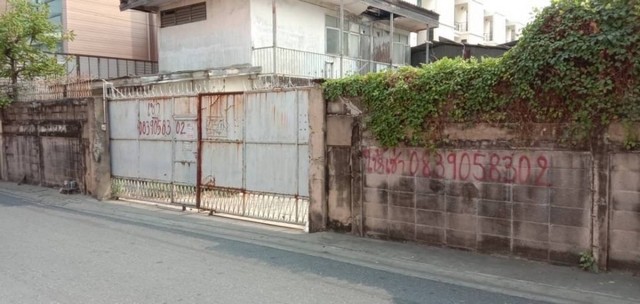 TD524ขายที่ดินแปลงงาม :  สาธุประดิษฐ์ 12Land With Building Sale  :  Sathu Pradit 12For Sale : 103,640,000 THBทำเลที่ตั้ง :  ซอยสาธุประดิษฐ์ 12 แขวงบางโคล่ เขตบางคอแหลม กรุงเทพมหานคร 10120รายละเอียดทรัพย์ ที่ดินพร้อมสิ่งปลูกสร้าง พื้นที่ 3 งาน 84 ตร.ว.โกดังพื้นที่ 400 ตรว.สถานที่สำคัญใกล้เคียงเซ็นทรัล พระราม 3, โลตัส พระราม 3โรงเรียนสารสาสน์เอกตราโรงพยาบาลเซนต์หลุยส์ข้อมูลเพิ่มเติม/สนใจนัดชม0646654666 Khun.Kreing ( เกรียง )0801532451Line : @land