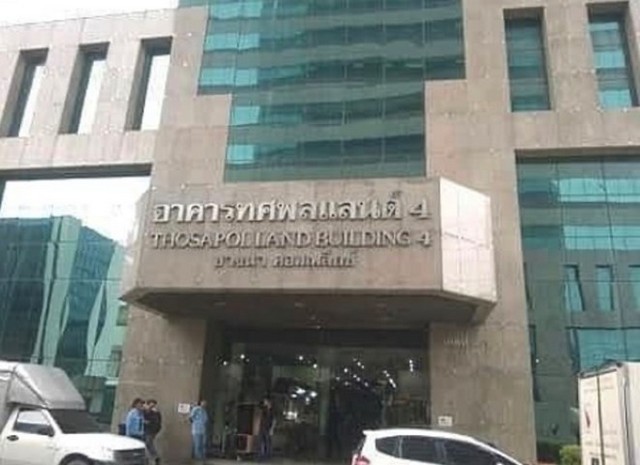 OF0197Home Office For Sale : Thosapol Land 4ขายอาคารออฟฟิศ : อาคารทศพลแลนด์ 4 Sale : 9,500,000 Bathที่ตั้งทรัพย์ : ถนนบางนา-ตราด แขวงบางนาเหนือ เขตบางนา กรุงเทพมหานคร 10260รายละเอียดทรัพย์Utility space : 177 sq.m.Parking space : มีที่จอดรถจุดเด่นทรัพย์ออฟฟิศ อยู่ชั้น 5 พร้อมเฟอร์นิเจอร์, แอร์, ครัว และมีห้องน้ำส่วนตัว พื้นที่จัดแสดงสินค้าและห้องประชุมภายในสถานที่สำคัญใกล้เคียงบิ๊กซี บางนา, เซ็นทรัล บางนาโรงเรียนนานาชาติเบิ